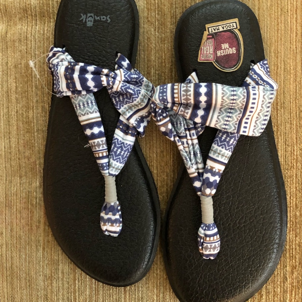 Sanuk Sandles brand new!! Size 8